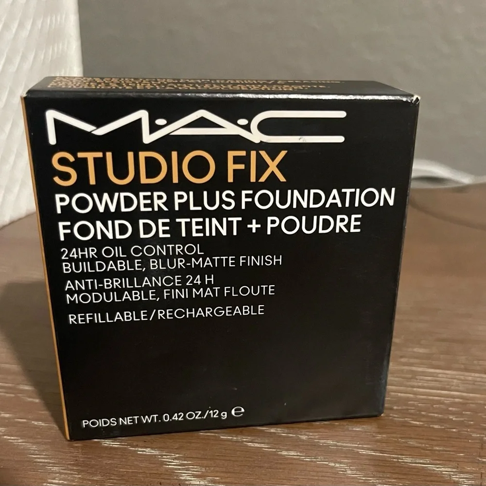 MAC Cosmetics Powder Foundation Refill - Picture 1 of 3